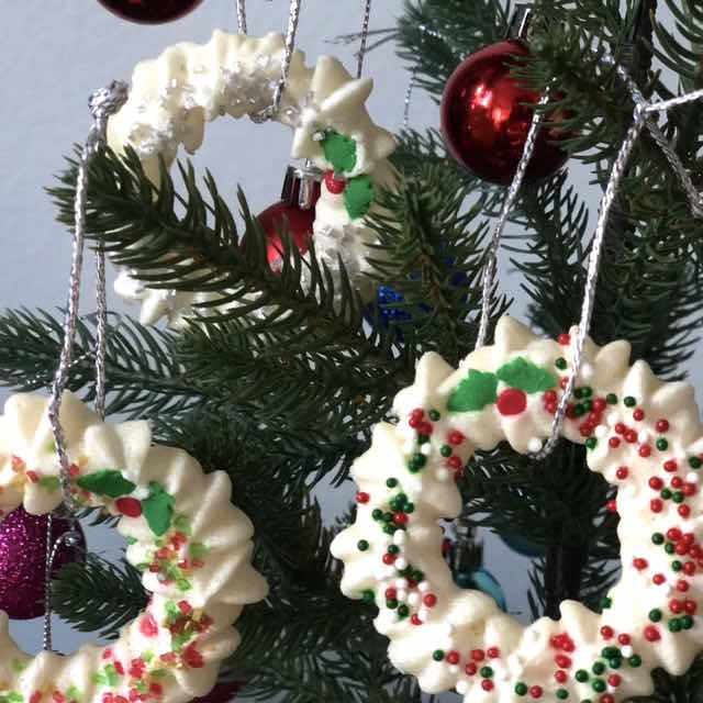christmas ornaments/christmas meringue wreath cookies